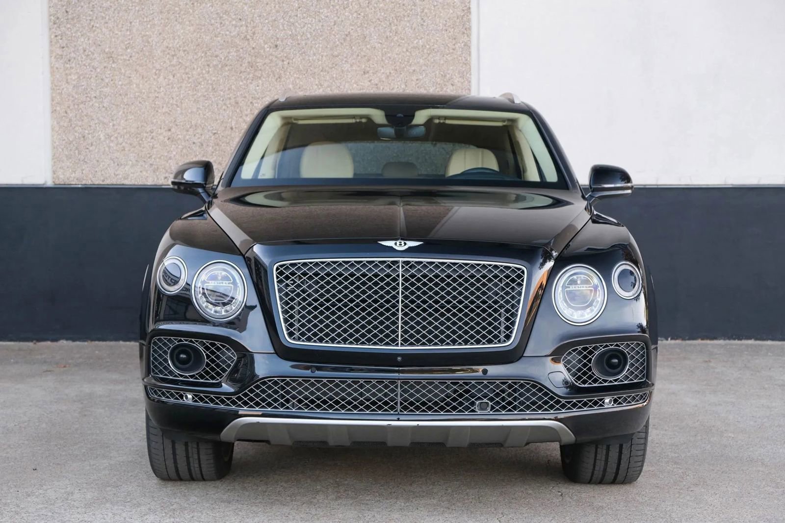 Used 2018 Bentley Bentayga image 2