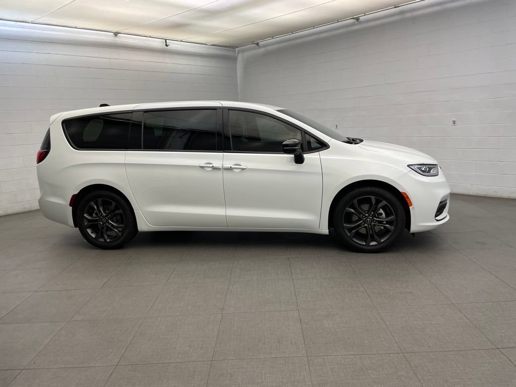 New 2026 Chrysler Pacifica Select FWD image 2