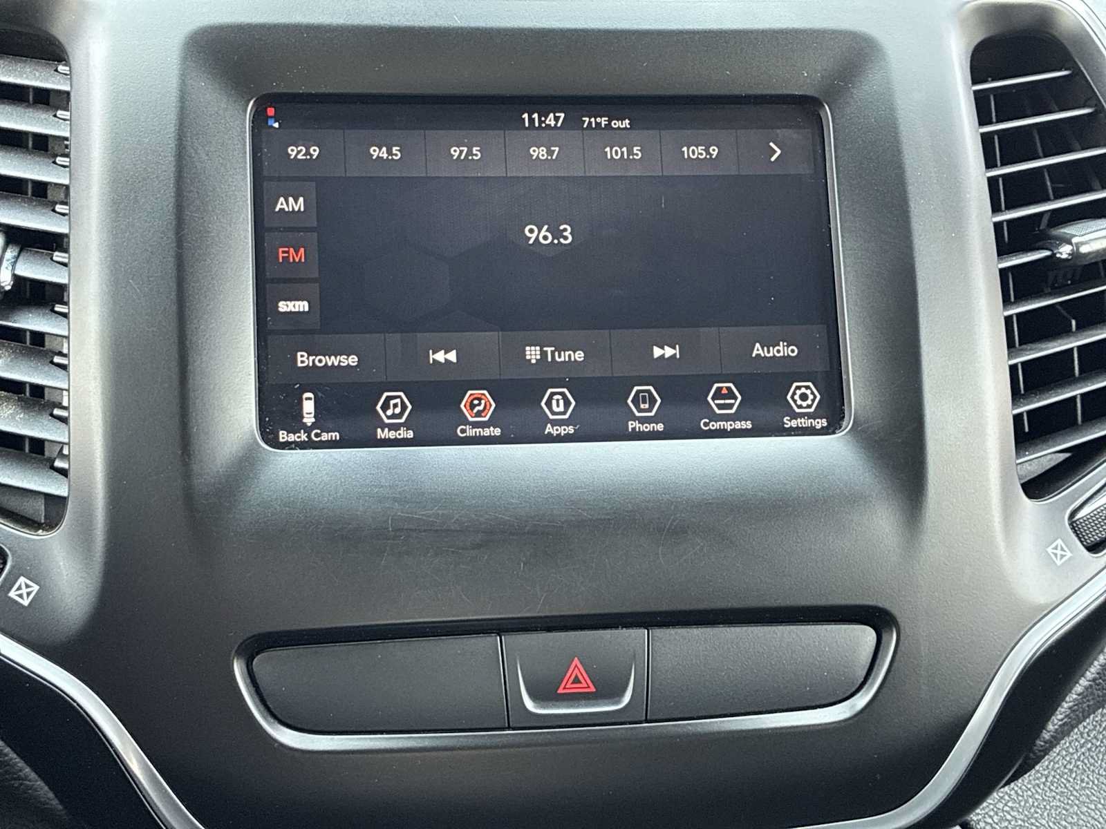 Used 2019 Jeep Cherokee Latitude Plus AWD/4WD image 12