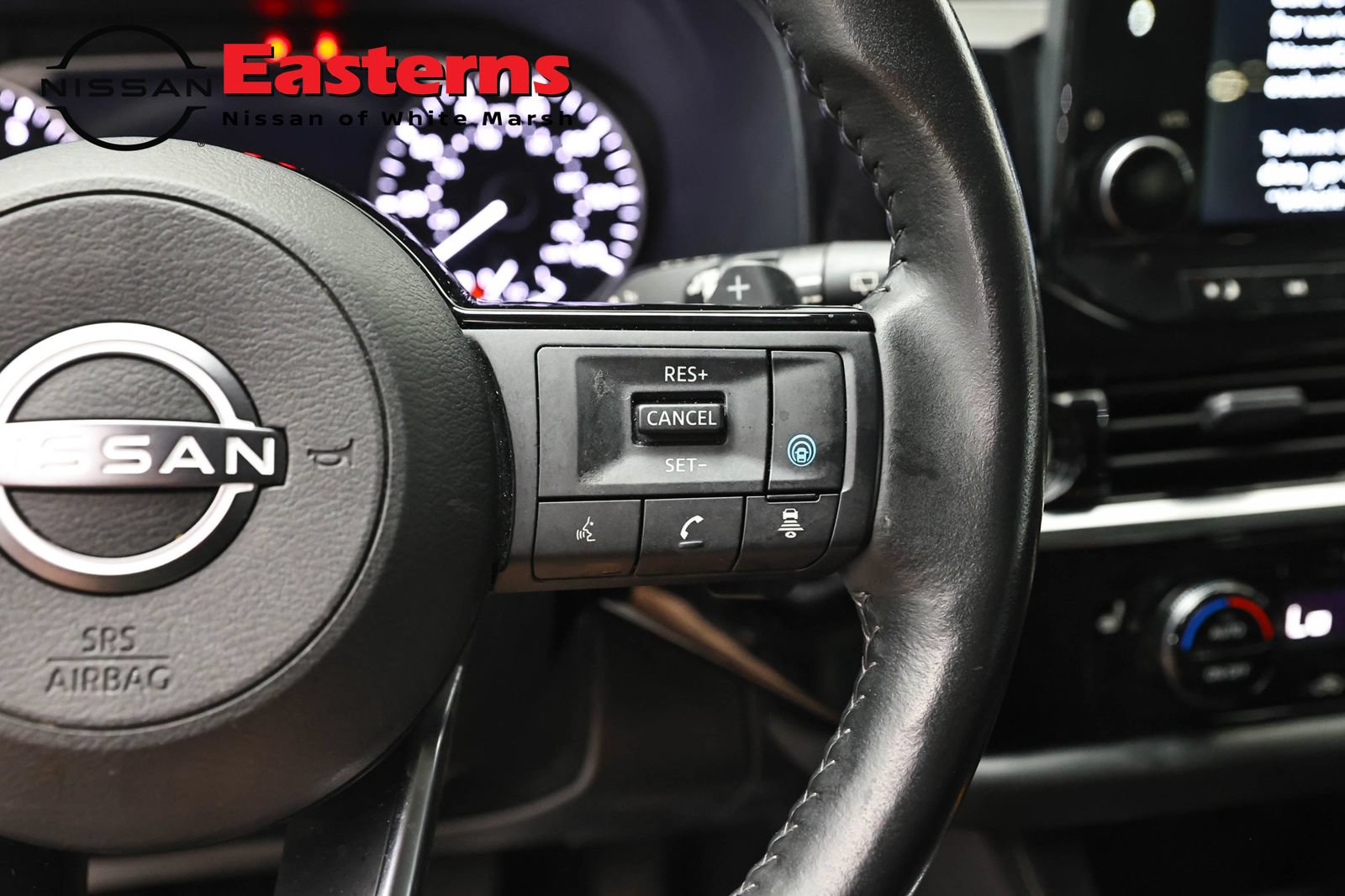 Used 2023 Nissan Pathfinder SL AWD/4WD image 16