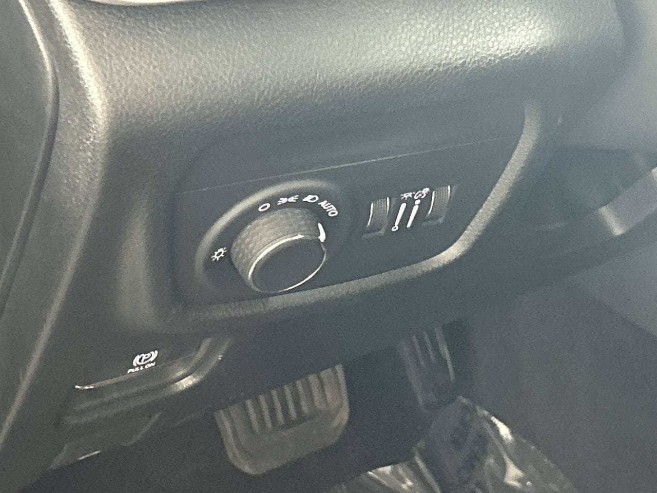 Used 2023 Jeep Grand Cherokee Laredo X RWD image 13