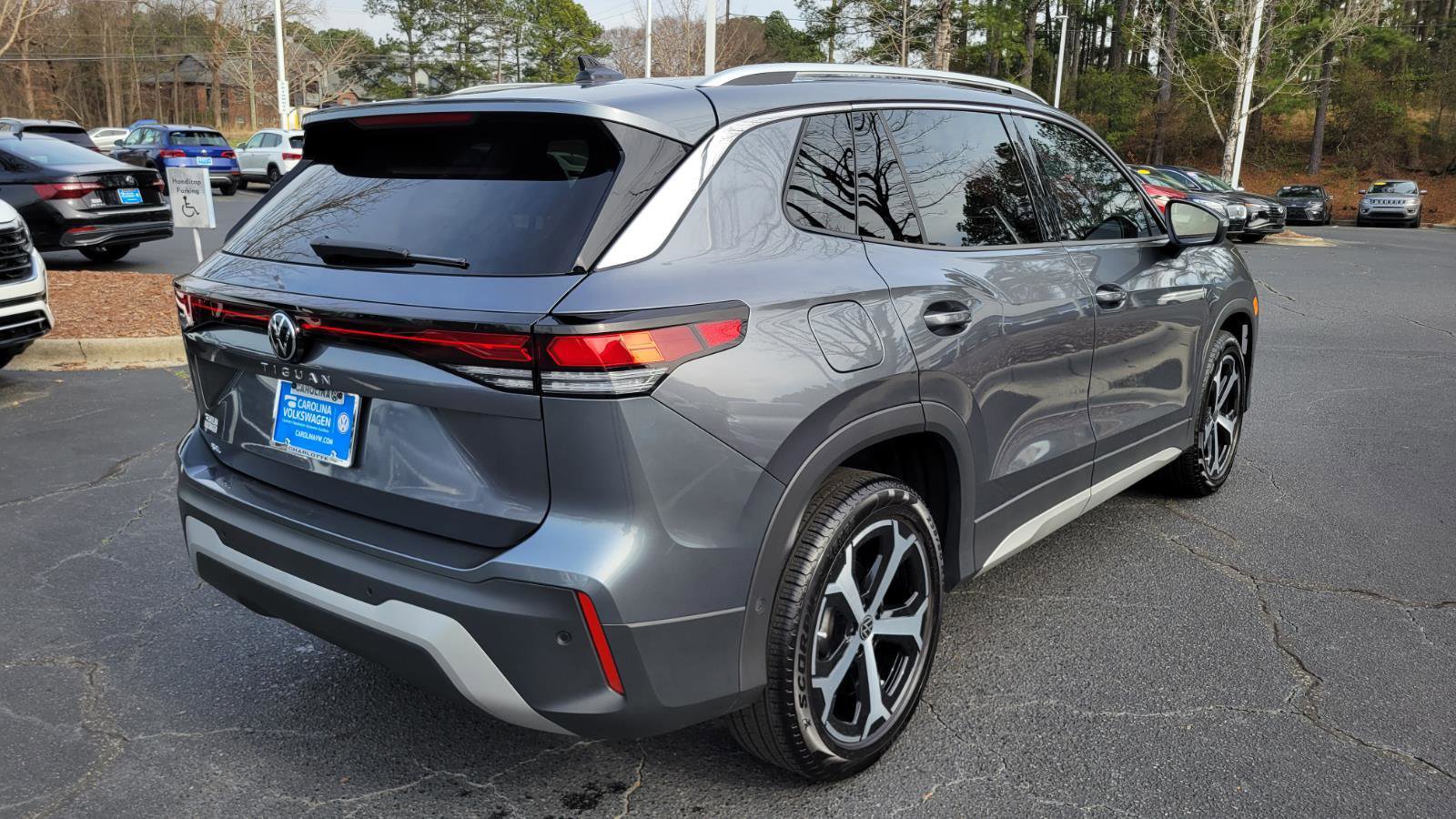 Used 2025 Volkswagen Tiguan SE image 5