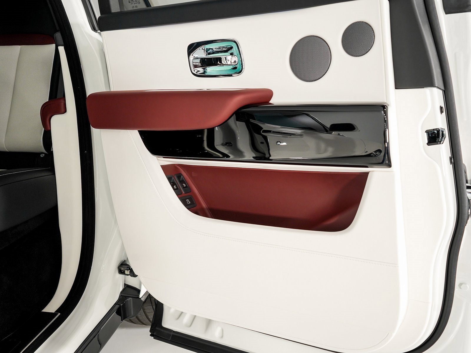 Certified 2025 Rolls-Royce Cullinan image 24