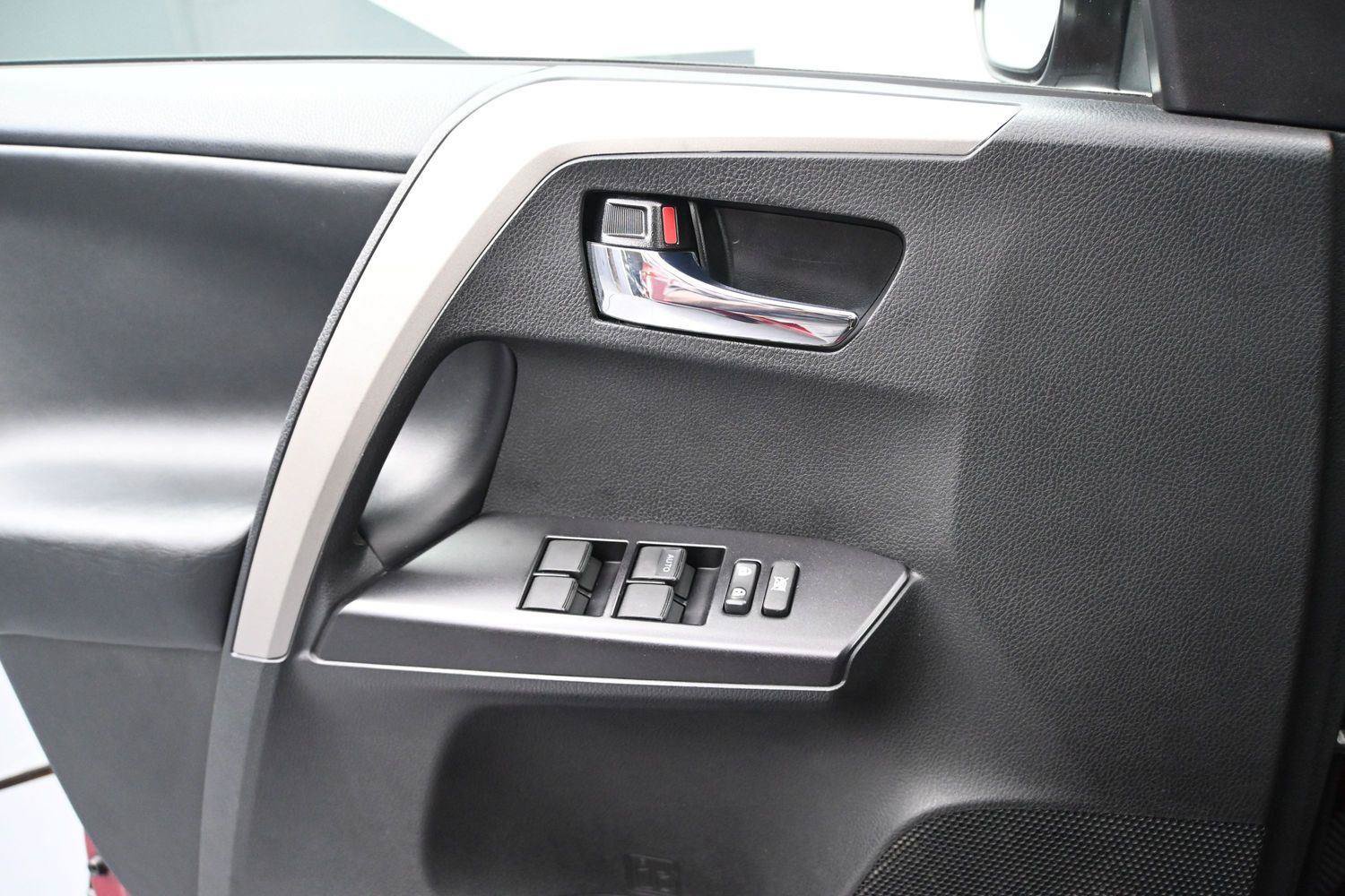 Used 2018 Toyota RAV4 XLE FWD image 5
