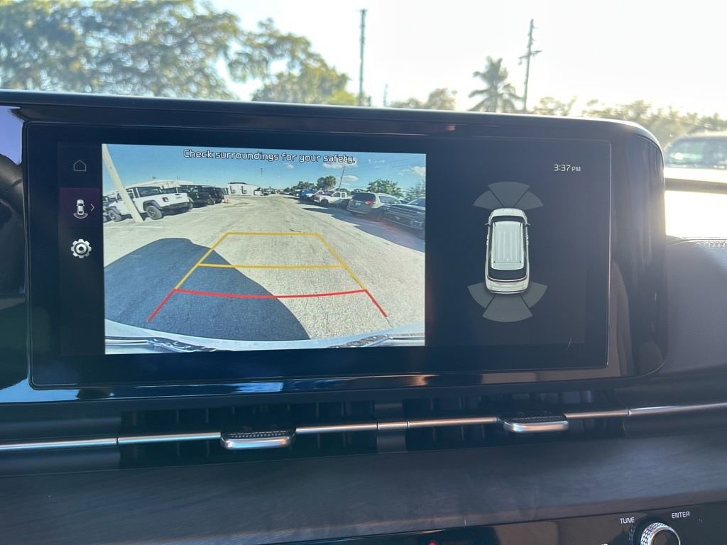 Used 2023 Kia Carnival EX image 14