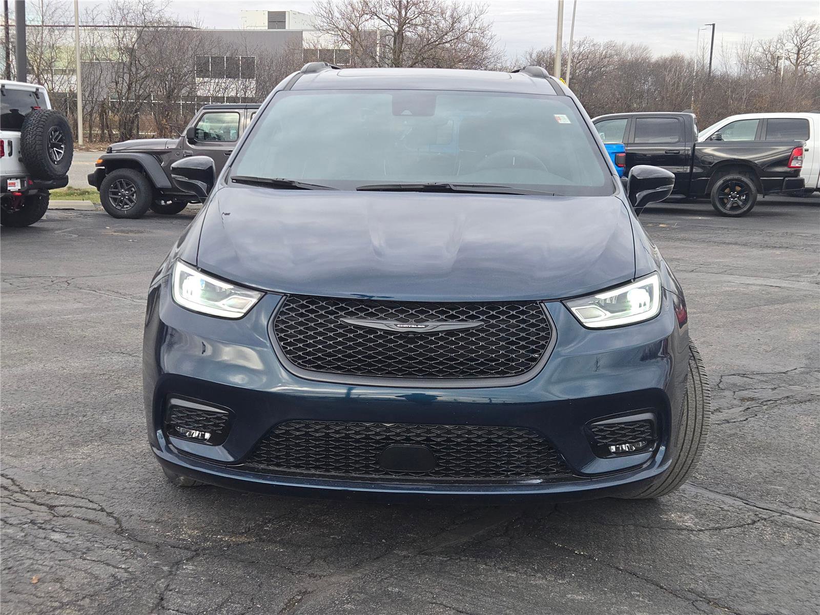 Used 2025 Chrysler Pacifica Limited w/ Uconnect Theater Family Group image 4