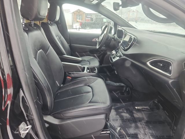 Used 2025 Chrysler Pacifica Select image 22