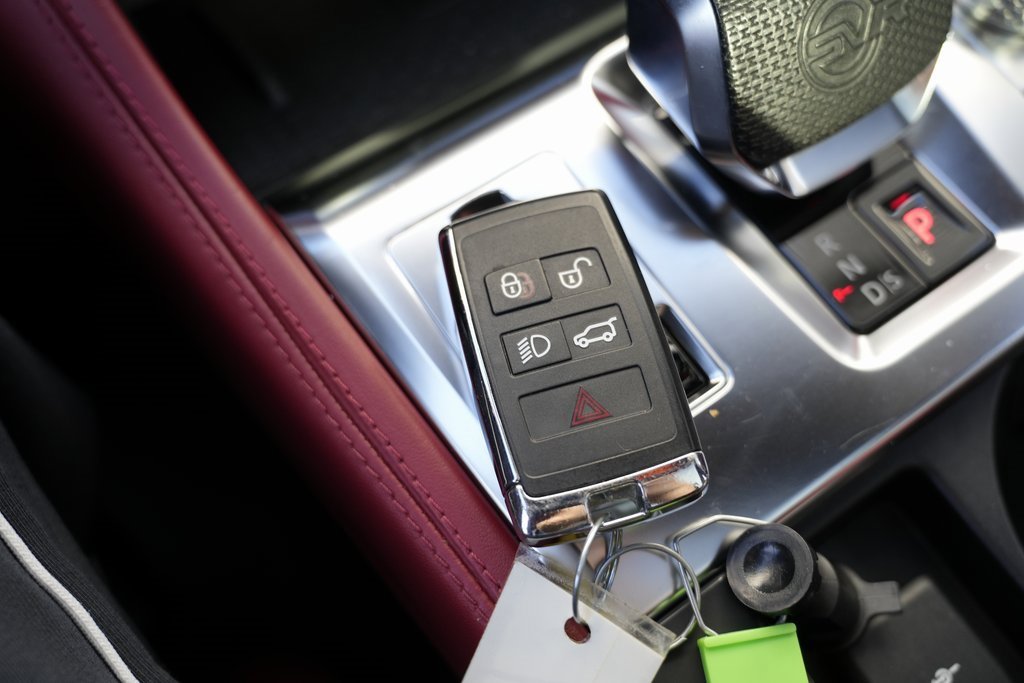 Used 2022 Jaguar F-PACE SVR image 65