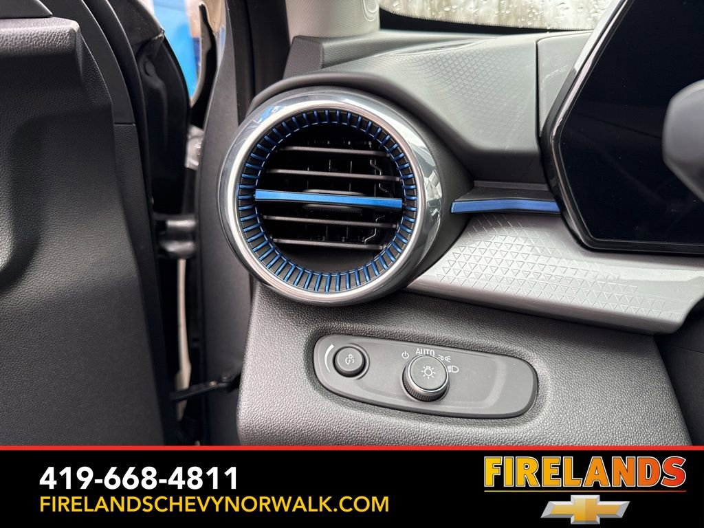 Used 2025 Chevrolet Trax LT w/ LT Convenience Package image 15