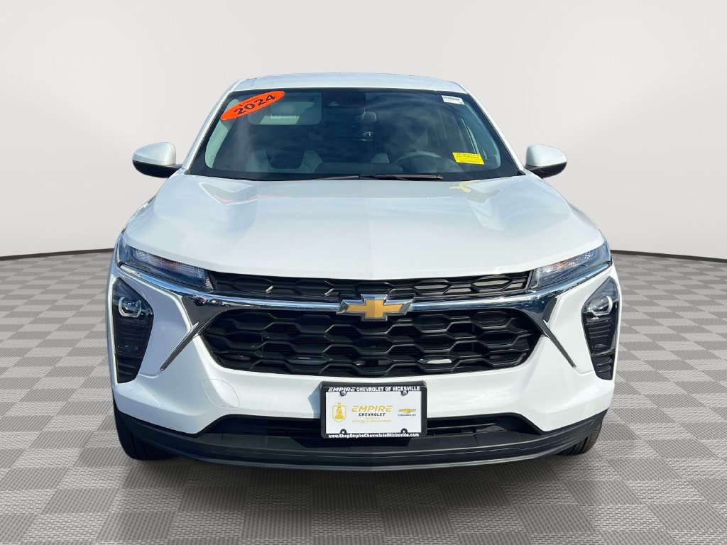 Used 2024 Chevrolet Trax LS w/ LS Convenience Package FWD image 2