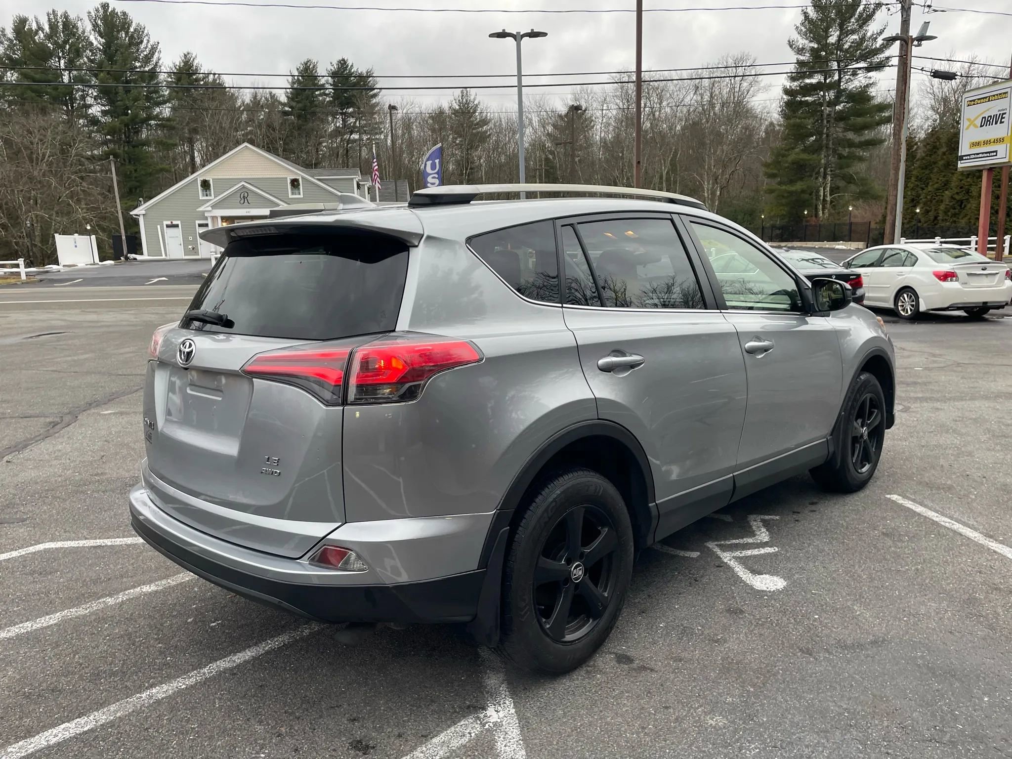 Used 2018 Toyota RAV4 LE w/ Carpet Mat Package image 11