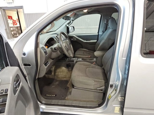 Used 2016 Nissan Frontier SV image 9