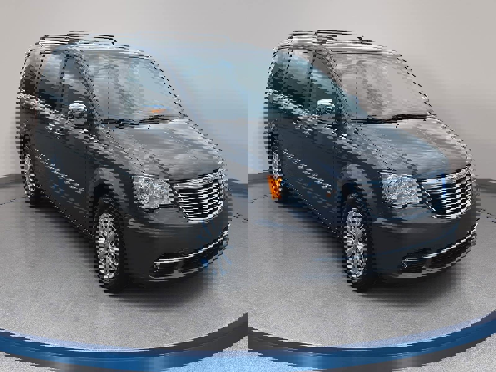 Used 2016 Chrysler Town & Country Limited Platinum image 3