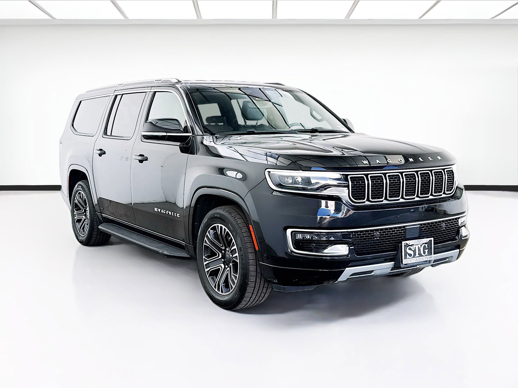 Used 2023 Jeep Wagoneer L Series II AWD/4WD image 3