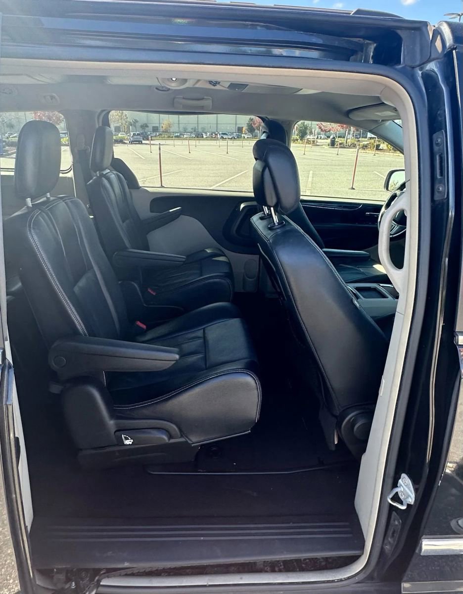 Used 2014 Chrysler Town & Country Touring image 13