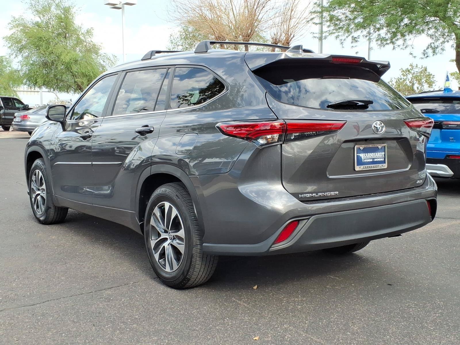 Used 2023 Toyota Highlander XLE FWD image 3