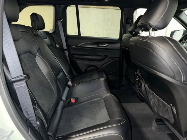 Used 2025 Jeep Grand Cherokee Altitude AWD/4WD image 20