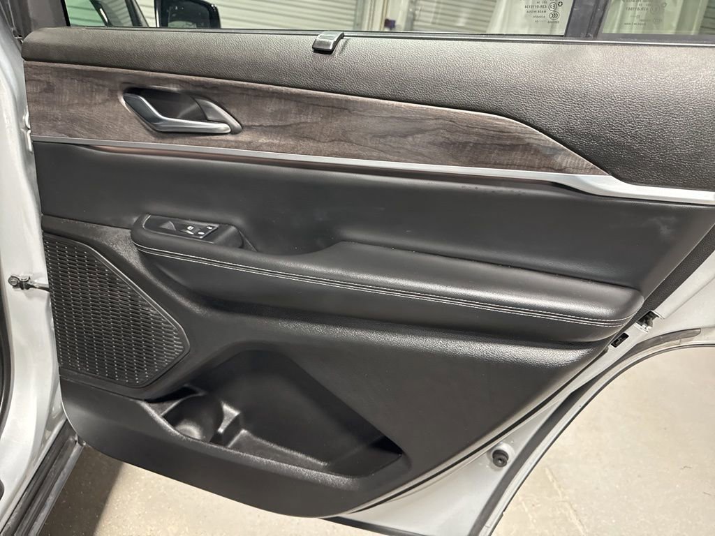 Used 2024 Jeep Grand Cherokee L Limited w/ Luxury Tech Group II image 14