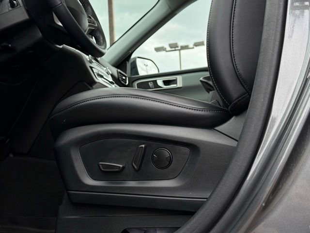 Used 2023 Ford Explorer XLT w/ Equipment Group 202A AWD/4WD image 17