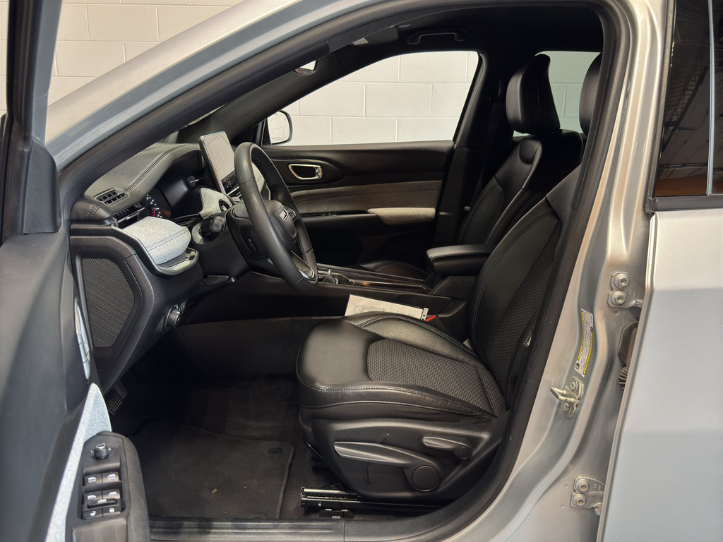 Used 2024 Jeep Compass Latitude AWD/4WD image 14