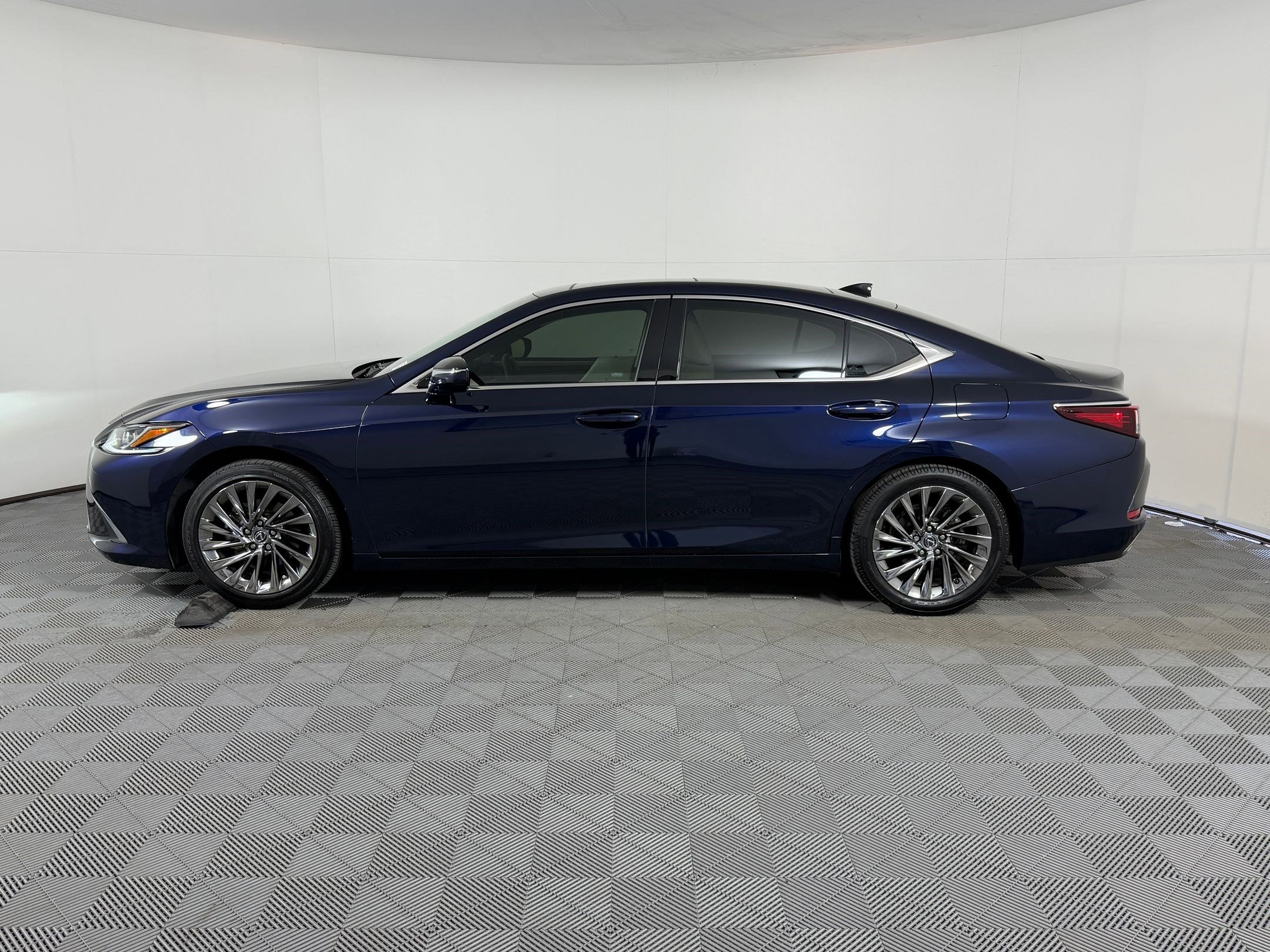 Used 2024 Lexus ES 350 w/ Technology Package image 22