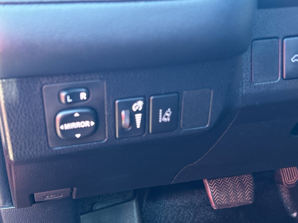 Used 2018 Toyota RAV4 SE image 20