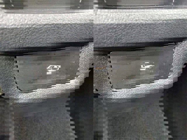 Certified 2025 Volkswagen Taos SE image 12