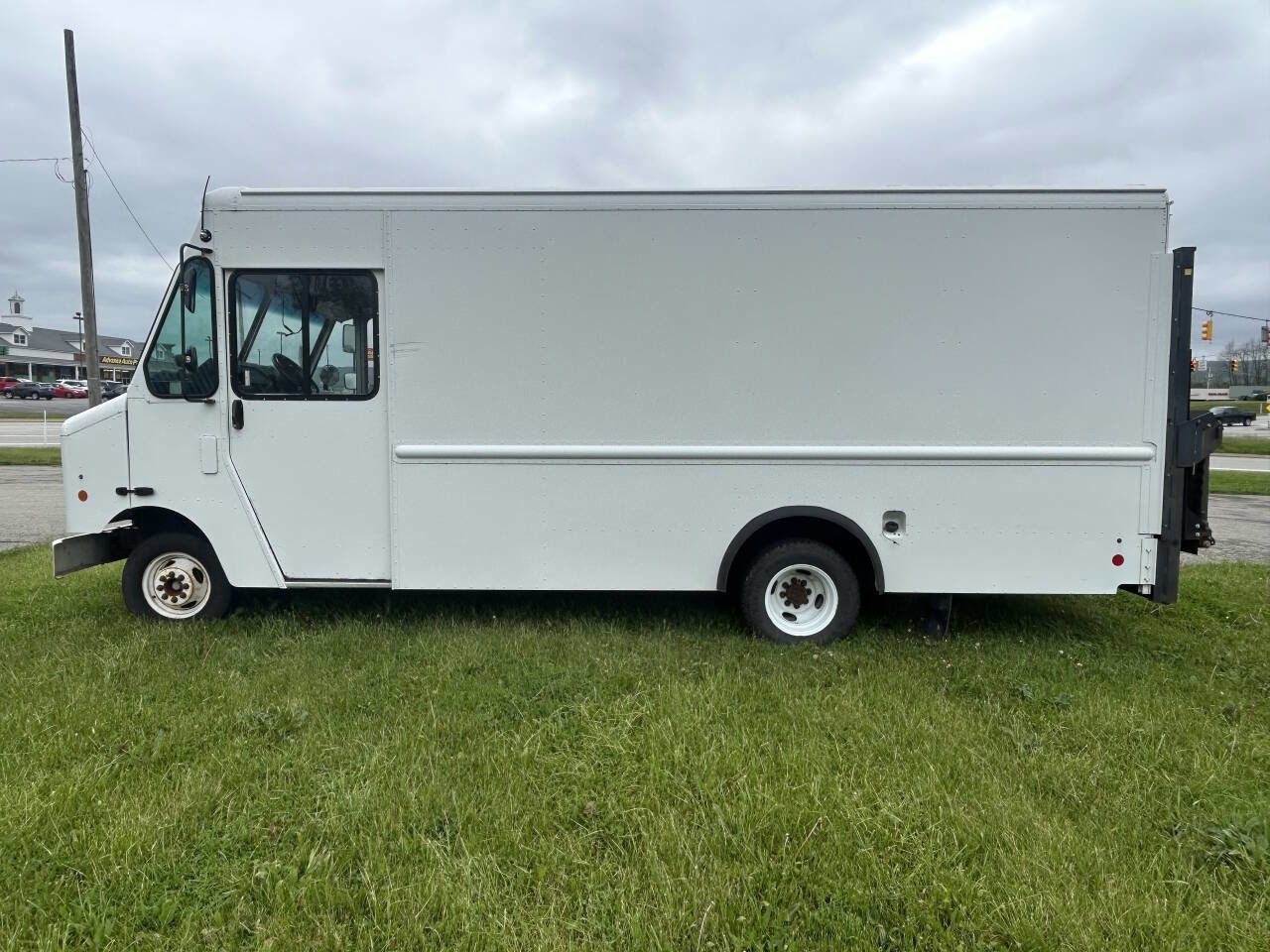 Used 2017 Ford E-350 and Econoline 350 Super Duty w/ A/C Prep Package RWD image 3