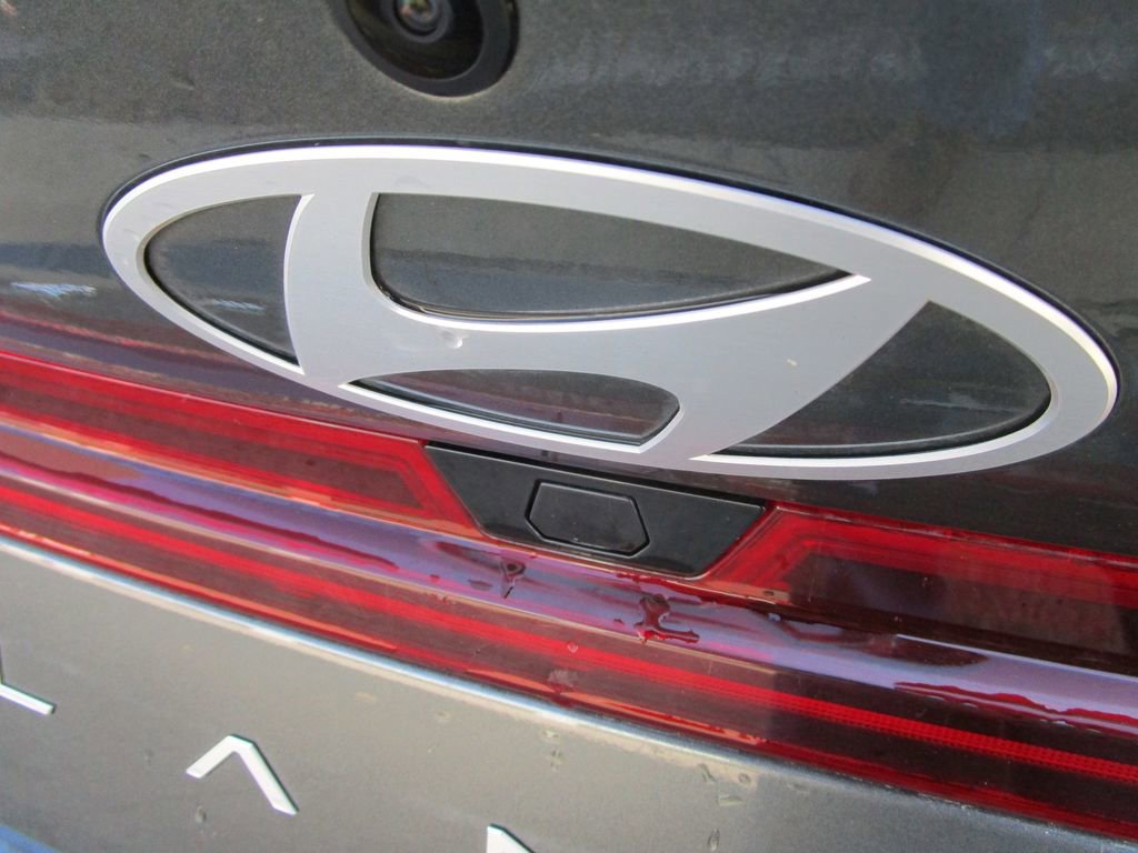 Used 2025 Hyundai Elantra Limited image 11