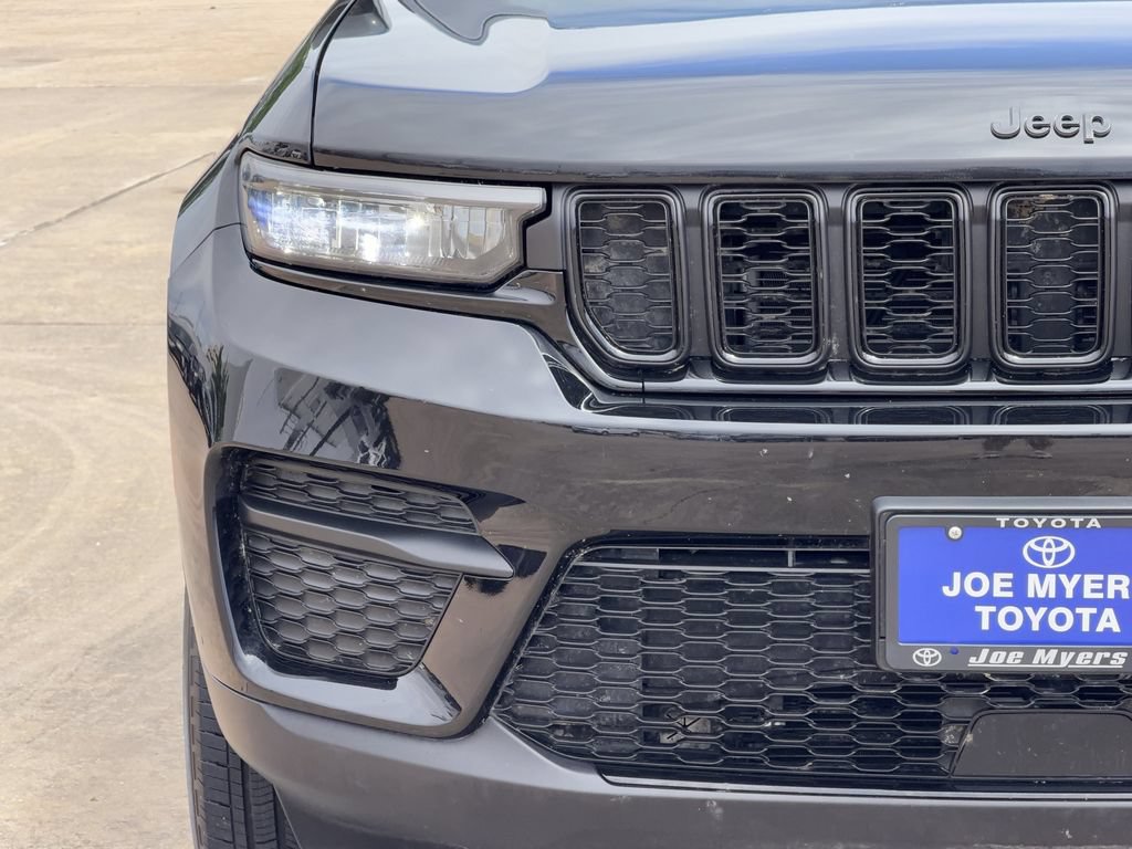 Used 2025 Jeep Grand Cherokee Altitude AWD/4WD image 5