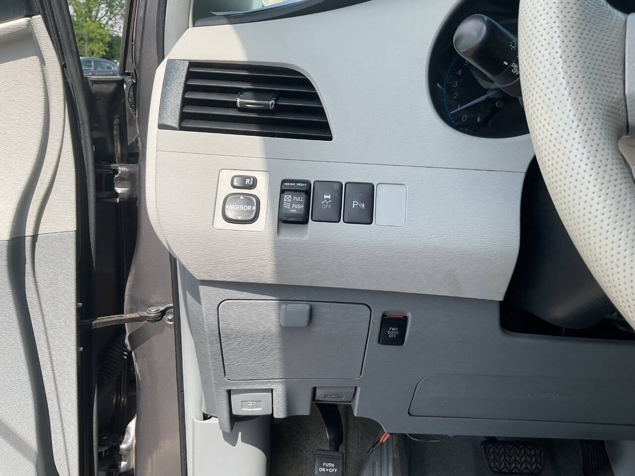 Used 2012 Toyota Sienna XLE FWD image 16