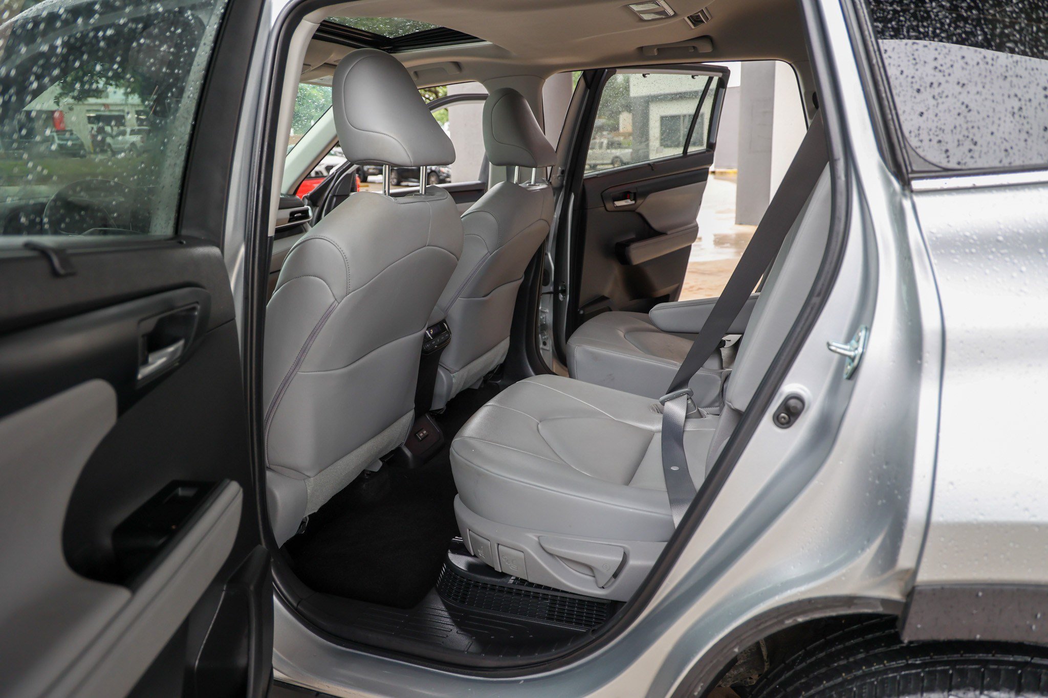 Used 2023 Toyota Highlander XLE FWD image 34