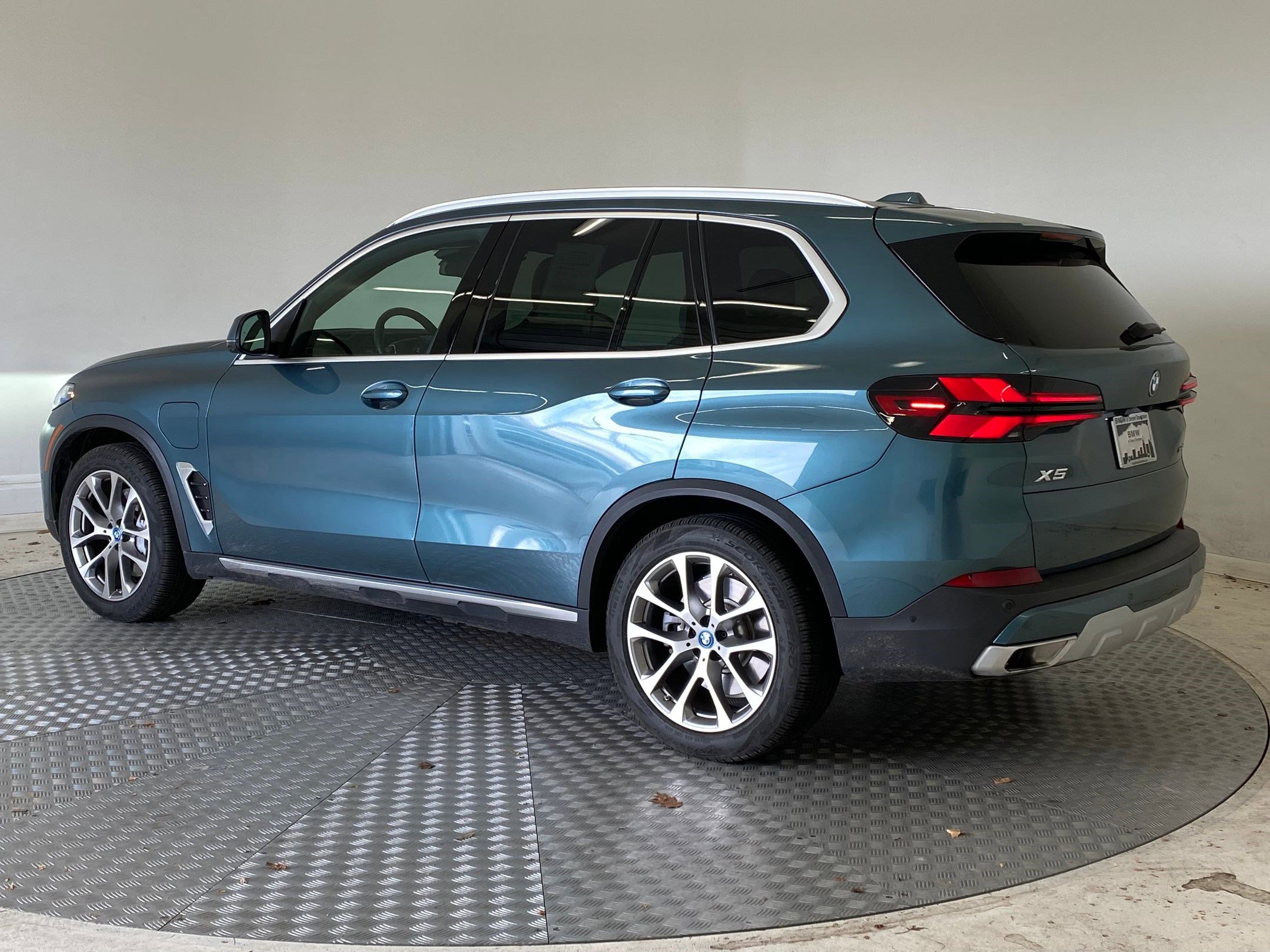 Used 2025 BMW X5 xDrive50e w/ Premium Package image 3