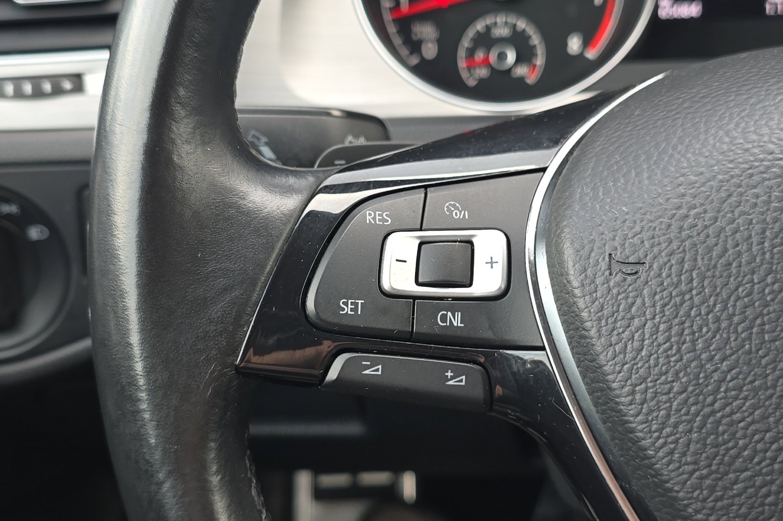 Used 2017 Volkswagen Golf S image 25