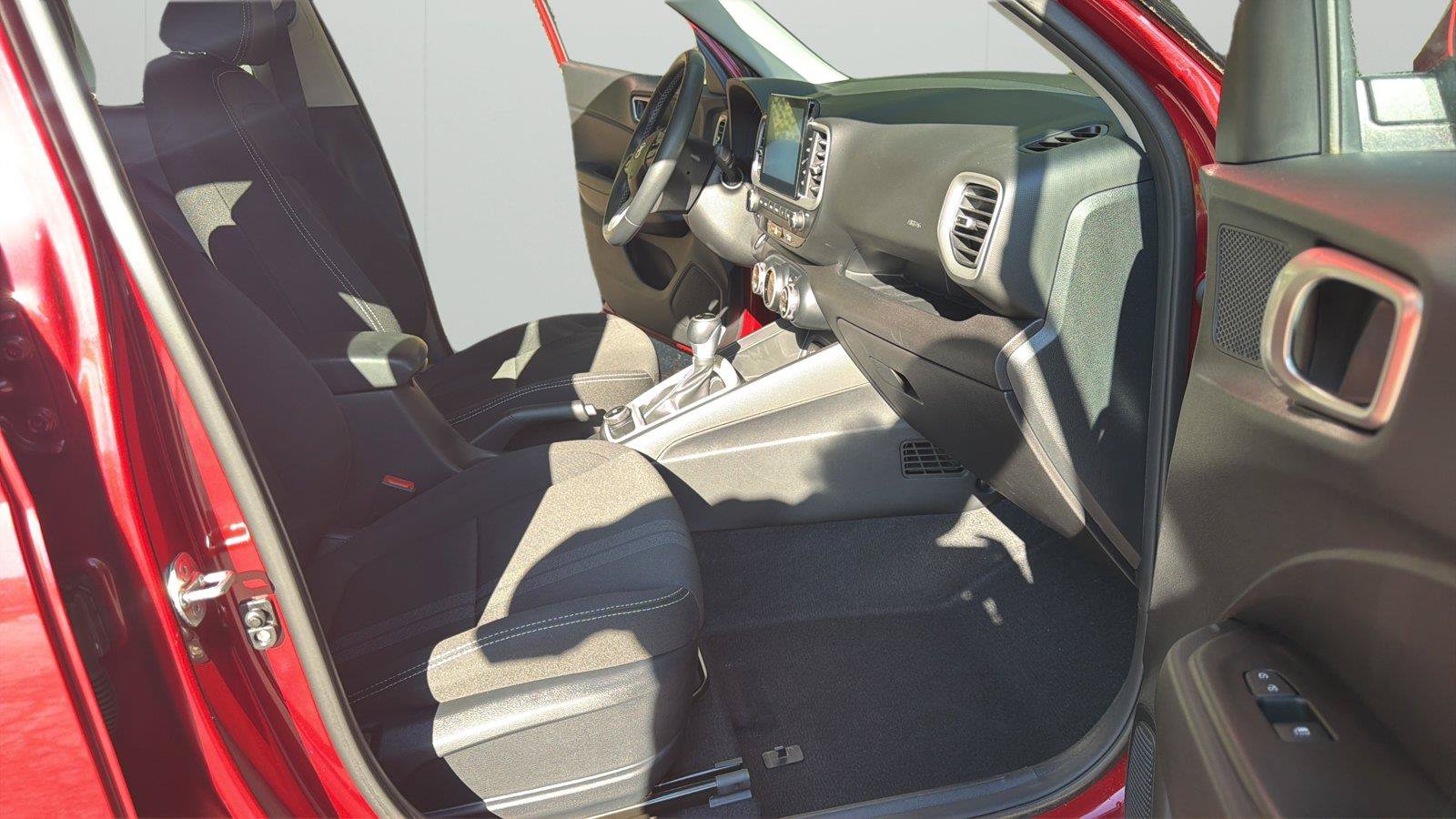 Used 2024 Hyundai Venue SEL FWD image 14