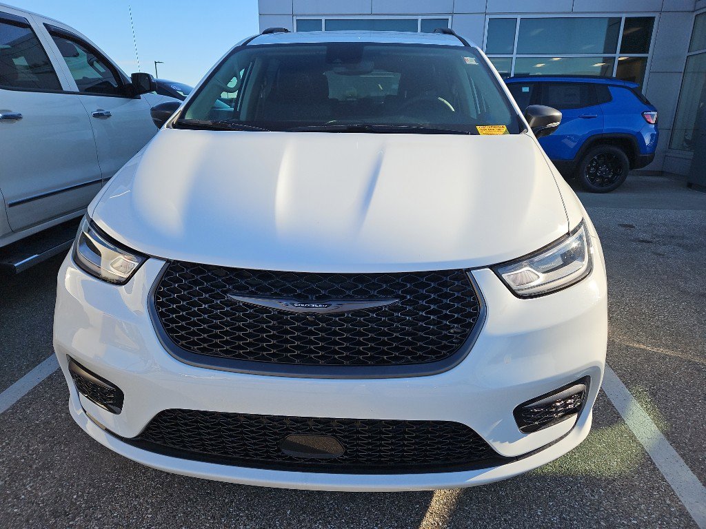 Used 2024 Chrysler Pacifica Touring-L w/ Road Tripper Package image 2
