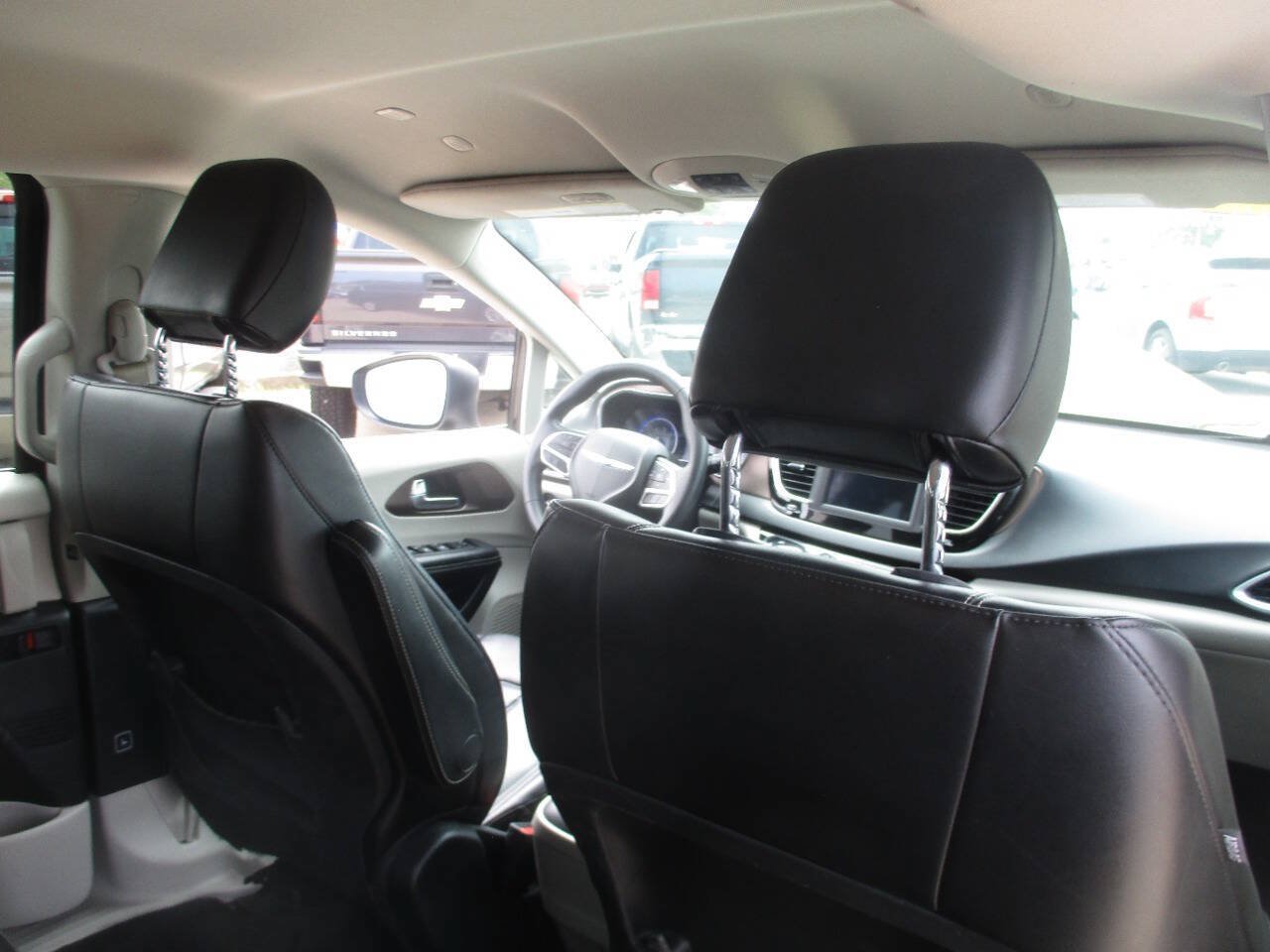 Used 2020 Chrysler Voyager Lxi FWD image 24