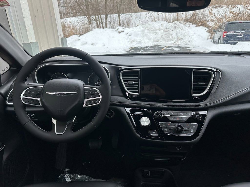 New 2026 Chrysler Pacifica Select image 4