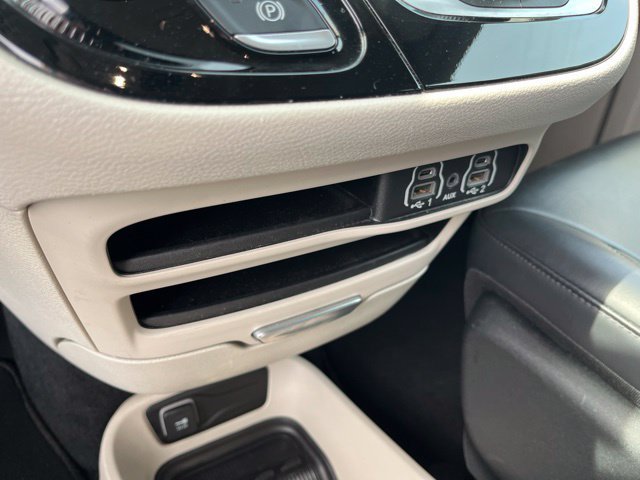 Used 2023 Chrysler Pacifica Touring-L FWD image 26