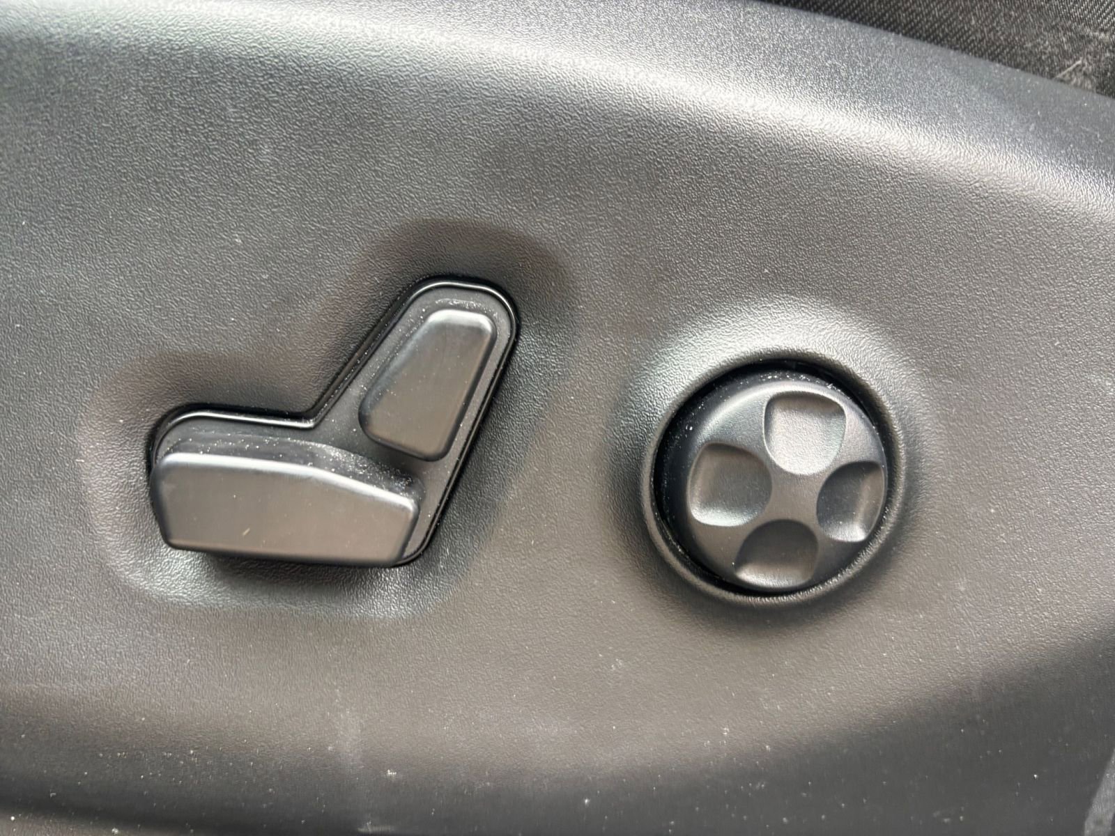 Used 2025 Chrysler Pacifica Select image 23