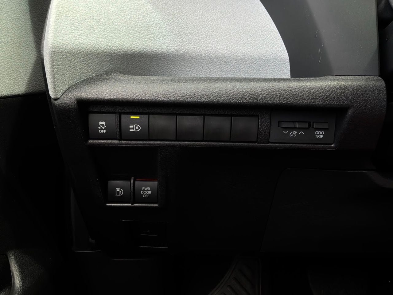Used 2026 Toyota Sienna XLE FWD image 28