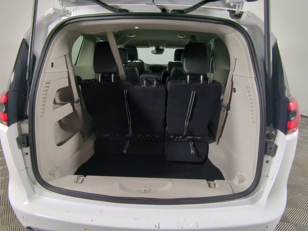 Used 2024 Chrysler Pacifica Touring-L image 16