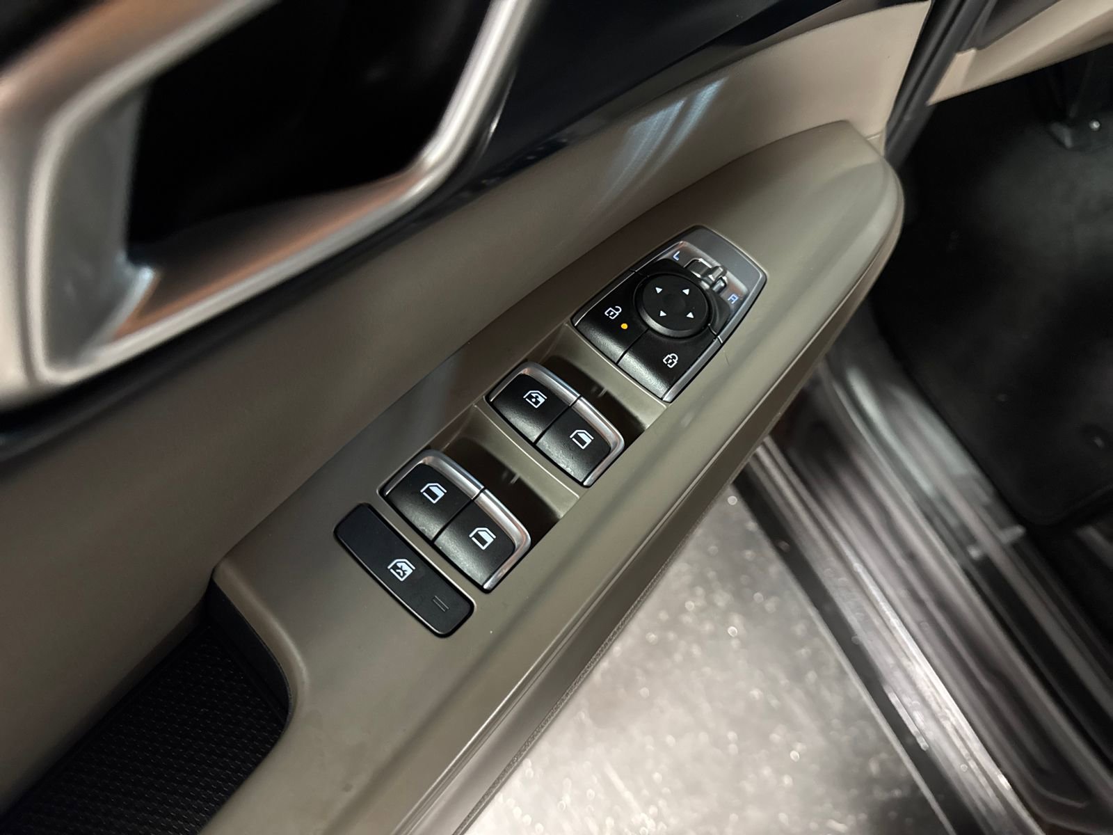 Used 2025 Kia Carnival FWD image 21
