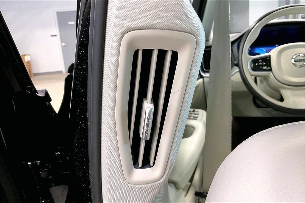 Certified 2025 Volvo V60 B5 Cross Country Plus AWD/4WD image 11