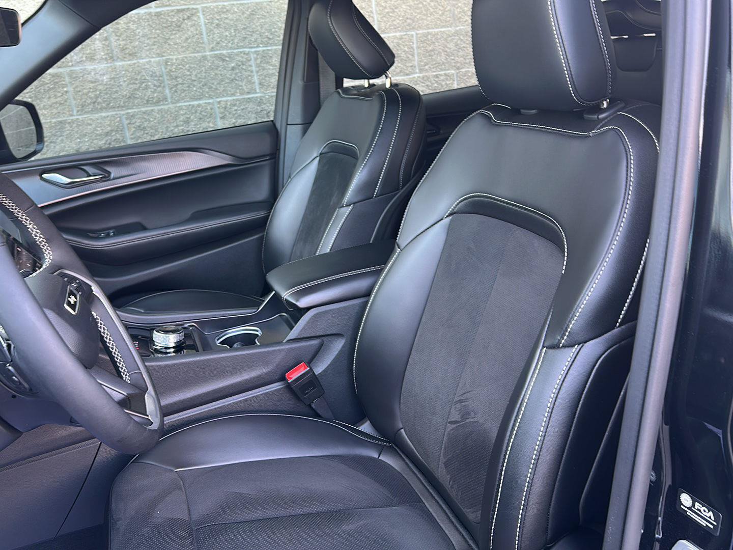 Used 2025 Jeep Grand Cherokee Altitude AWD/4WD image 8