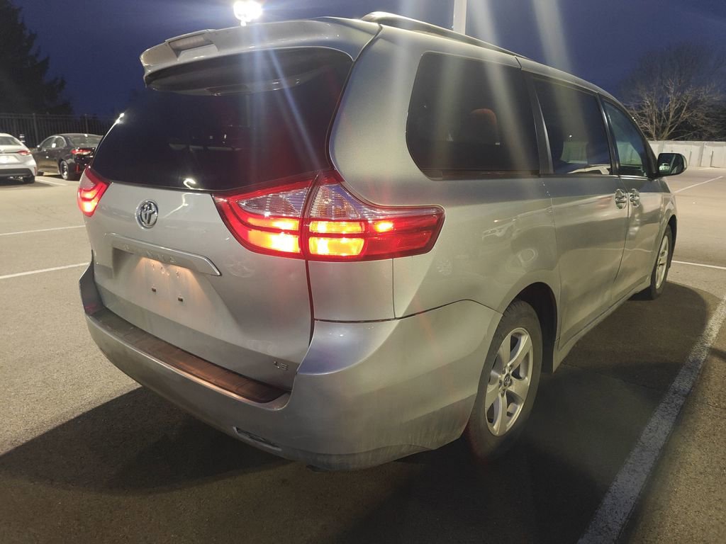 Used 2019 Toyota Sienna LE w/ LE Preferred Package image 4