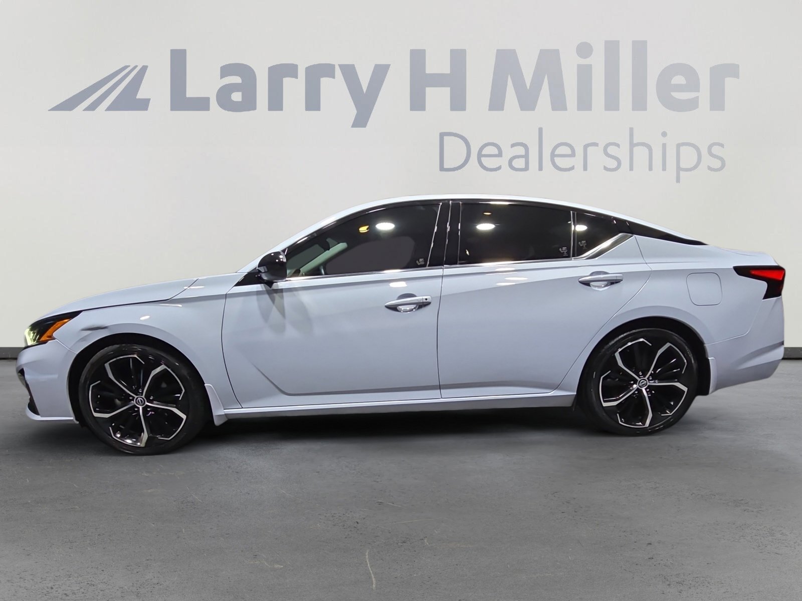 Used 2023 Nissan Altima 2.5 SR image 2