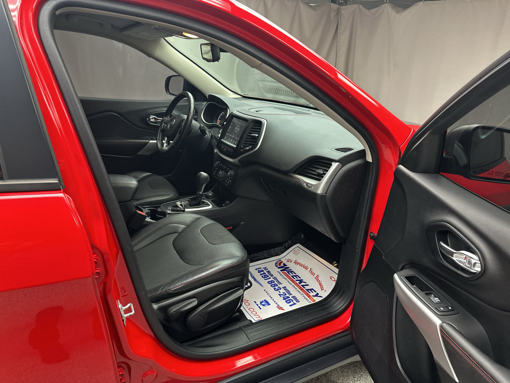 Used 2018 Jeep Cherokee Trailhawk w/ Cold Weather Group AWD/4WD image 24