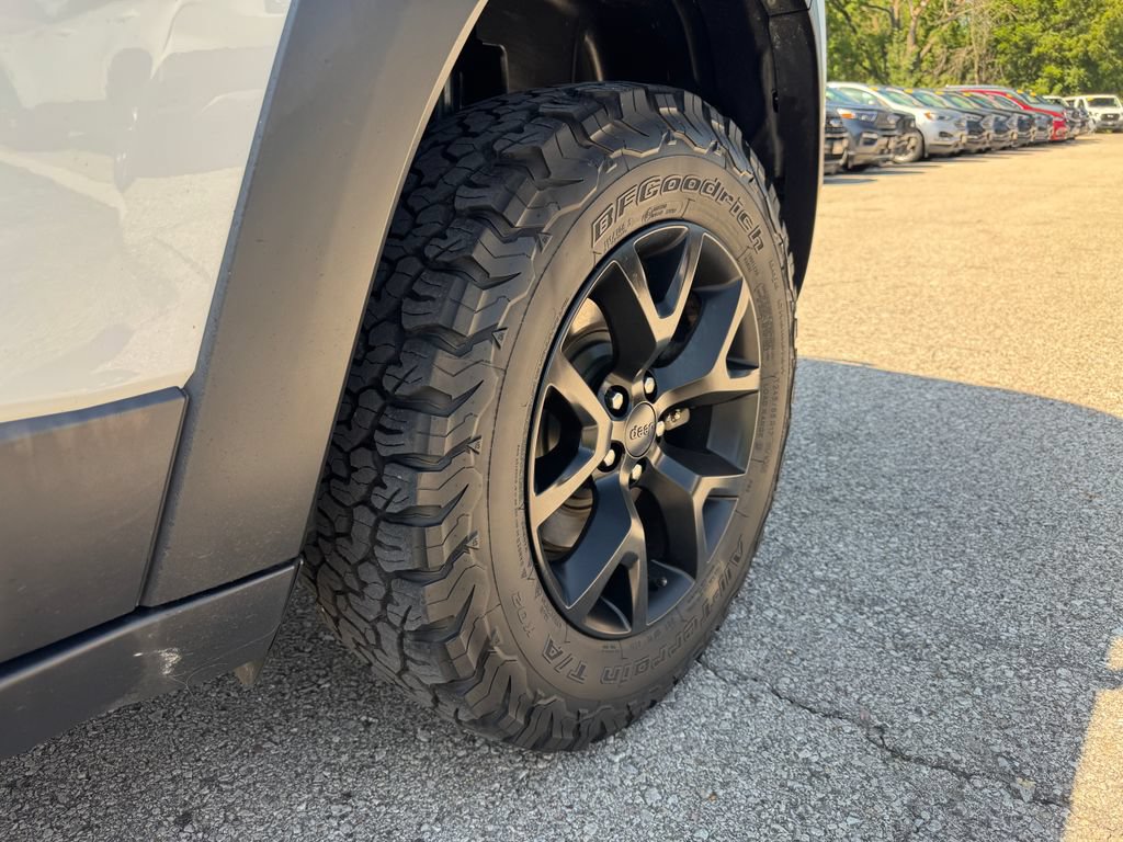 Used 2017 Jeep Cherokee Trailhawk AWD/4WD image 14