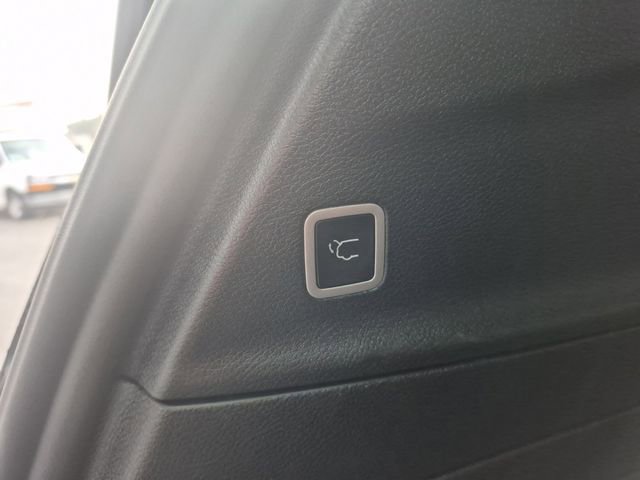 Used 2024 Chrysler Pacifica Premium image 25